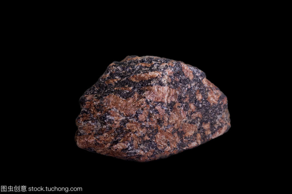 花岗岩石红颜色在黑色背景上孤立 视觉与象征的双重魅力